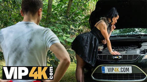 MATURE4K。ゴージャスなTexas Pattiは森の中で巨大なコックと変態セックスをしています